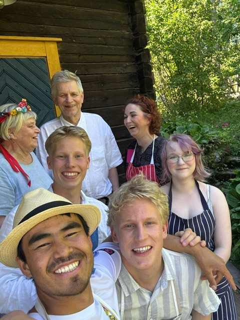 2025_kesän_päätös Tervapääskyn puutarhakahvilan ja Enostone kirjakaupan henkilökunta voittoisana bolani- ja herkkukestien jälkeen viimeisenä aukiolopäivänä 20.7.2025. Kiitos, me teimme sen, jälleen!